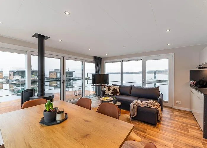 Hausboot Atlantis 船屋 *